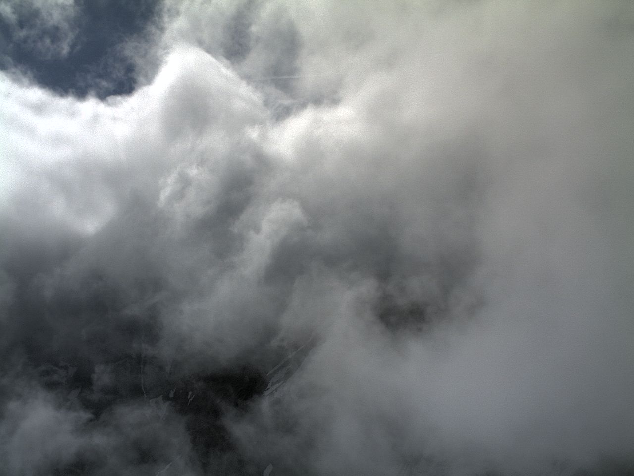 Webcam installata a Punta Helbronner (3462 m), puntata verso il Monte Bianco.