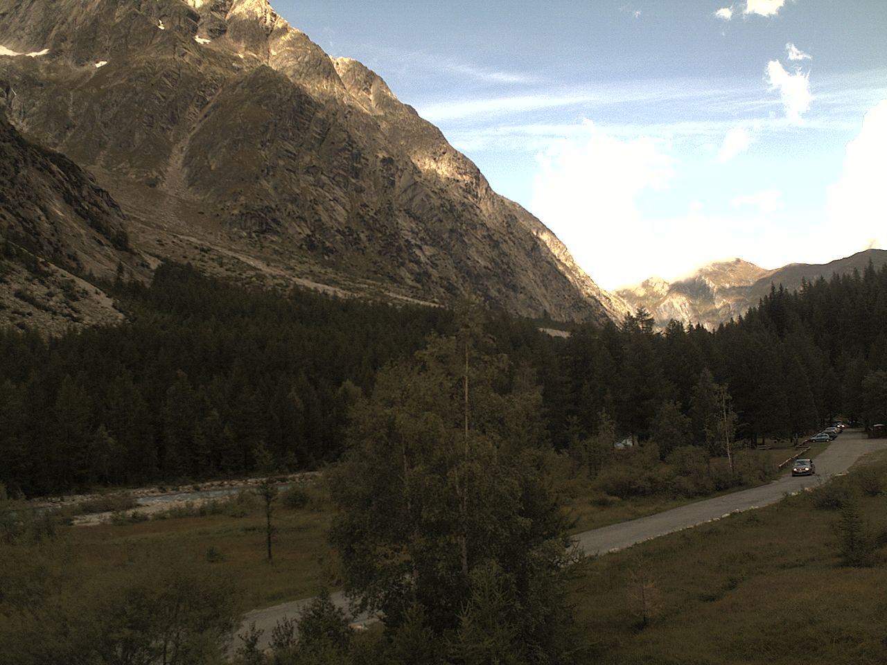 Webcam installata a Lavachey (1641 m) e puntata verso la testata della Val Ferret.