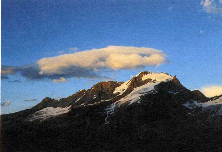 La vetta del Gran Paradiso con i suoi 4061 metri è la massima elevazione dell'area protetta.