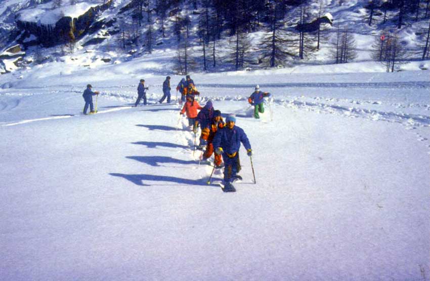 Ragazzi alla scoperta della natura invernale con l'ausilio delle racchette da neve.