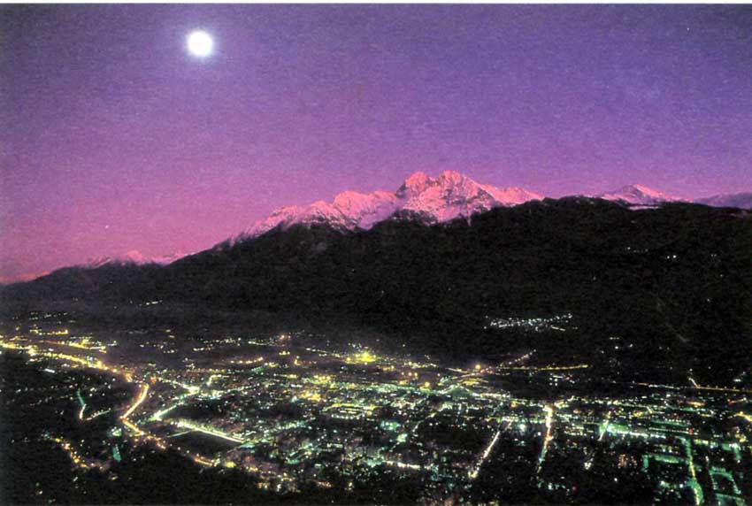 Panoramica notturna di Aosta