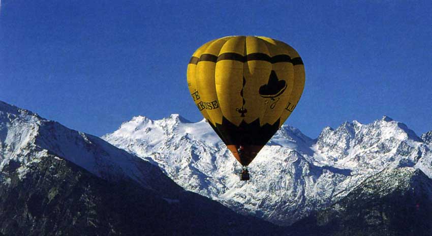 Anche la mongolfiera può essere un ottimo modo per fruire in libertà dei cieli della Valle d'Aosta.