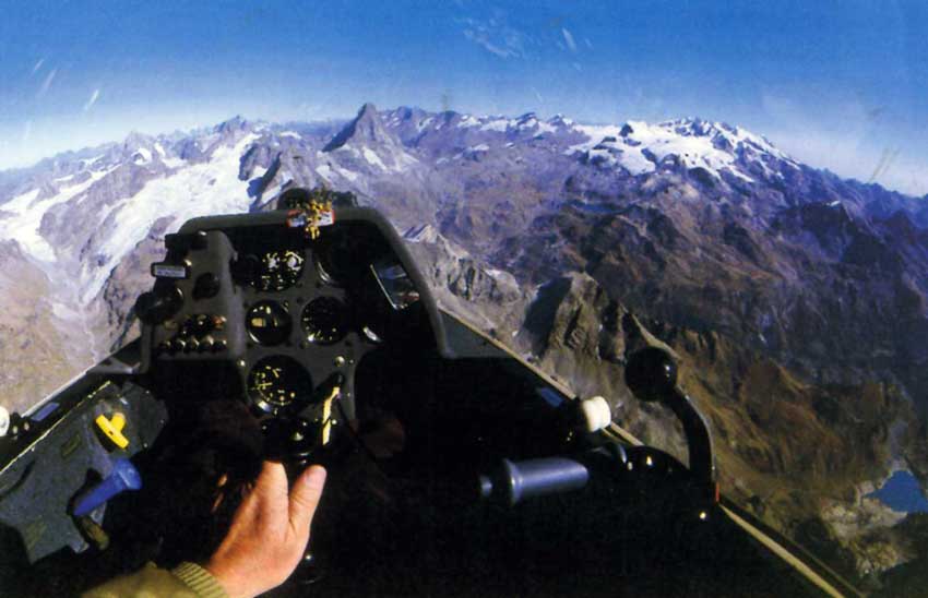 Il Cervino e il Monte Rosa fanno da sfondo al quadro comandi di un aliante.