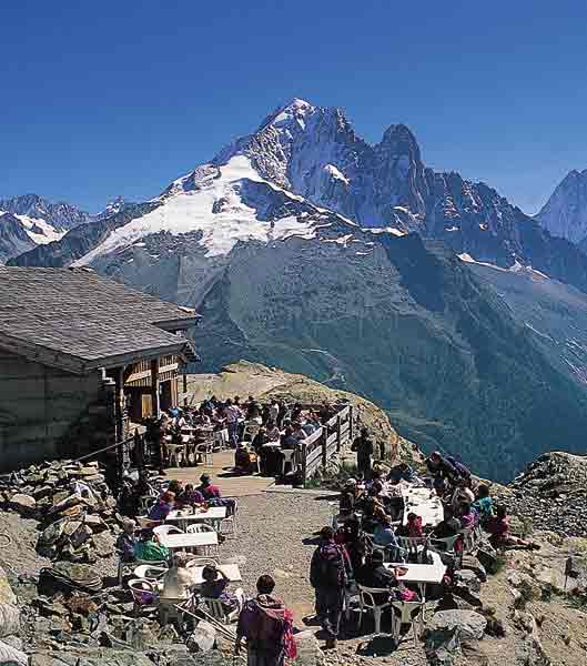 Qui sopra: Il rifugio del Lac Blanc, nella riserva naturale delle Aiguilles Rouges sul versante francese dell'Espace Mont-Blanc.