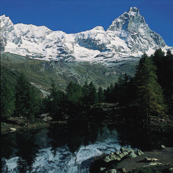 Il Monte Cervino riflesso nel Lago Blu.