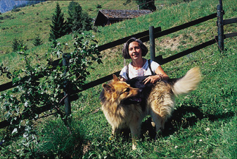 Miriam Papa ed il suo cane nel giardino della casa di Amay.