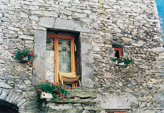 Une maison restaurée en conservant les caractéristiques des murs anciens de granit à Sonlerto dans la Val Bavona (Ticino-CH).