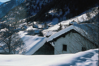Clou Neuf, Chez-Noyer (Bionaz). La couverture de neige souligne le rôle protecteur du toit en lauze.
