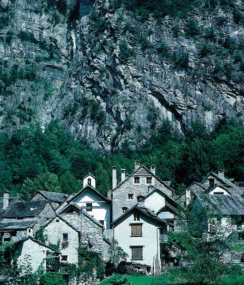Sabione. Architecture traditionnelle bien conservée en Val Bavona (Tessin, Suisse).