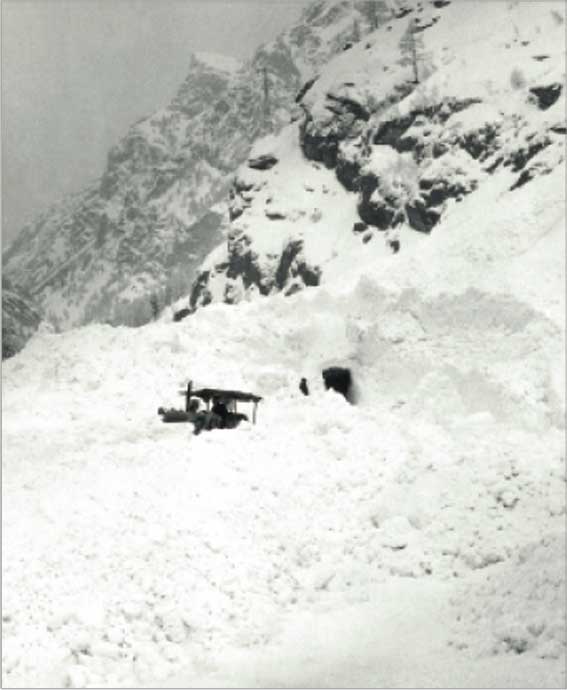 1972: une grande avalanche interdit l'accès au paravalanche.
