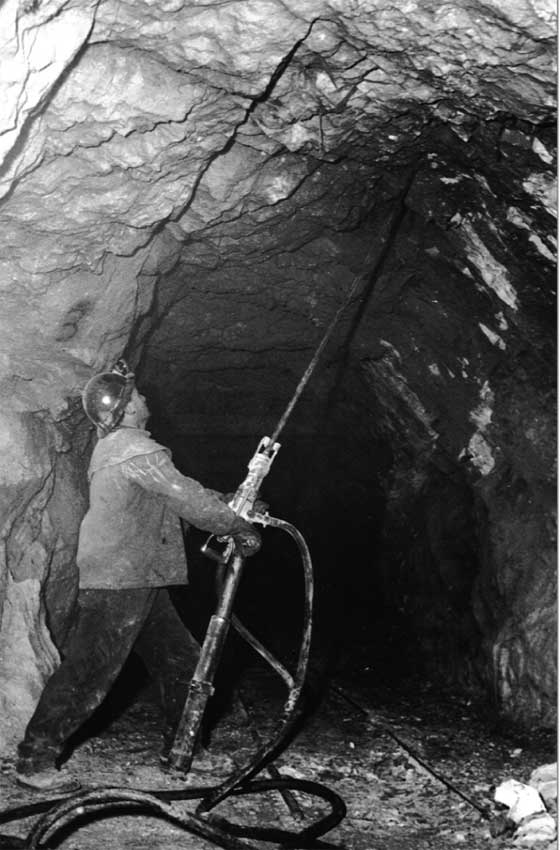 Un minatore al lavoro nelle Miniere di Cogne.