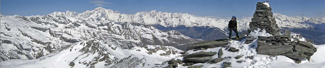 Vista panoramica sull’Arco Alpino occidentale dalla vetta della Becca di Tos.