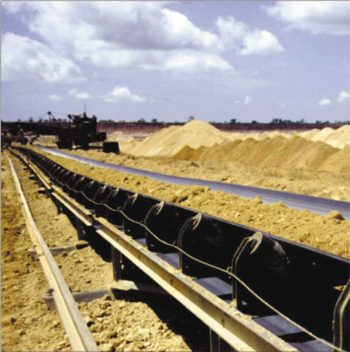 Estrazione di fosfati nella miniera di Akoumapé, in Togo.