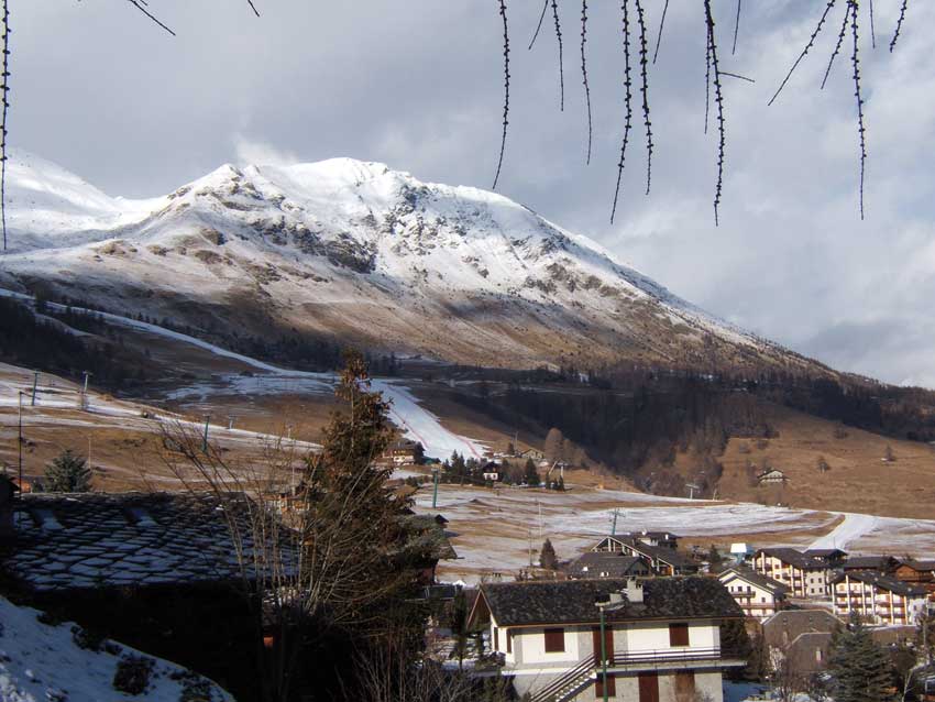 Febbraio 2006: piste per lo sci alpino ad Antagnod nel comprensorio del Monterosaski; l’immagine ben rappresenta la scarsità di neve che ha caratterizzato l’inverno 2005-2006.