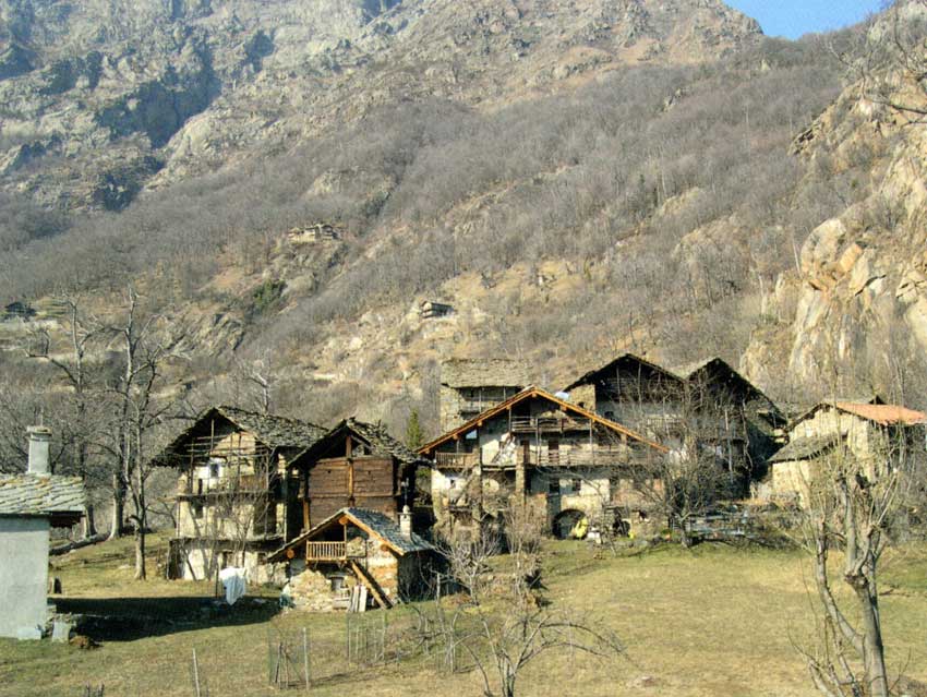 Chemp (Perloz): il villaggio con le sue case orientate a sud.