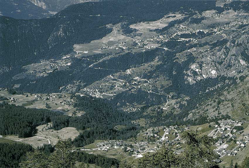 Vista panoramica della media Valtournenche: La Magdeleine in primo piano e Torgnon sullo sfondo.