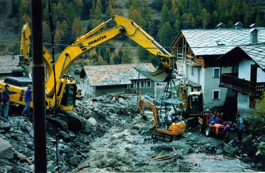 Alluvione ottobre 2000: debris flow interessante la frazione di Epinel e la strada regionale di Cogne che l'attraversa.