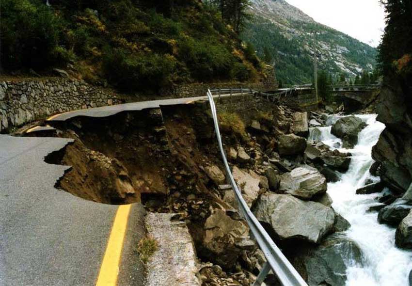 Frana della strada regionale della Valsavarenche per scalzamento al piedead opera del Torrente Savara.