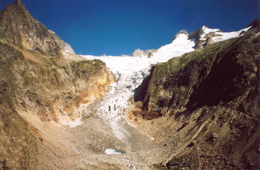 Il ghiacciaio di Pré de Bard in fase di contrazione, ripreso nel 2004 dallo stesso punto di vista utilizzato dall’artista del secolo XIX.