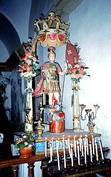 La statua di San Besso, custodita all’interno dell’omonimo santuario, viene portata in processione compiendo un giro attorno alla grande rupe che vide il suo martirio.