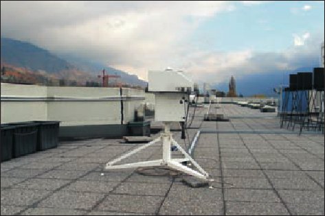 A lato, vista del tetto della sede dell’ARPA.