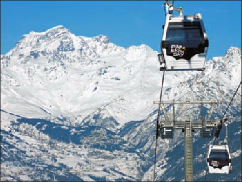 La telecabina Aosta-Pila con lo sfondo del Grand Combin.
