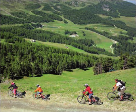 Tra le attività estive che si possono praticare a Pila, c’è anche la mountain bike.