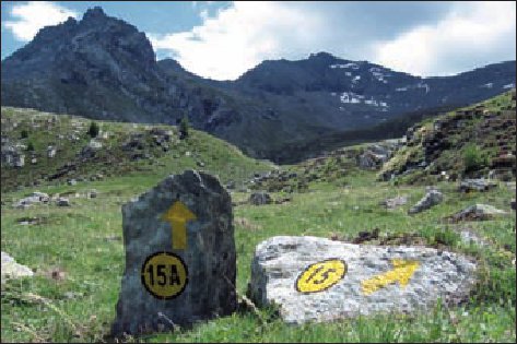Un particolare della segnaletica in corrispondenza del bivio per l’Alpe Grand Chaux.