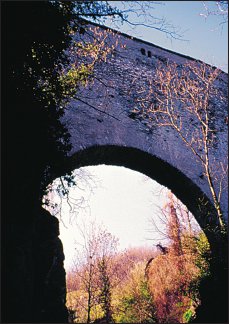 Le pont-aqueduc médiéval du Ru Prévôt à Porossan.