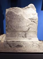 Autel en bardiglio portant une inscription votive aux Matrones, Aoste, rue Carabel, fin du Ier – début du IIe siècle après J.-C.