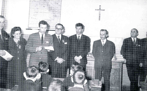 Aoste, année scolaire 1960/1961 – L’assesseur Corrado Gex et le surintendant des écoles Augusto Thiébat visitent une classe