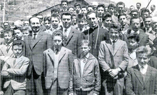 Aoste, année scolaire 1961/1962 – L’assesseur Corrado Gex, entre l’assesseur Pierre Fosson (à gauche) et le chanoine Joseph Vaudan (à droite), lors d’une visite à l’École régionale d’agriculture