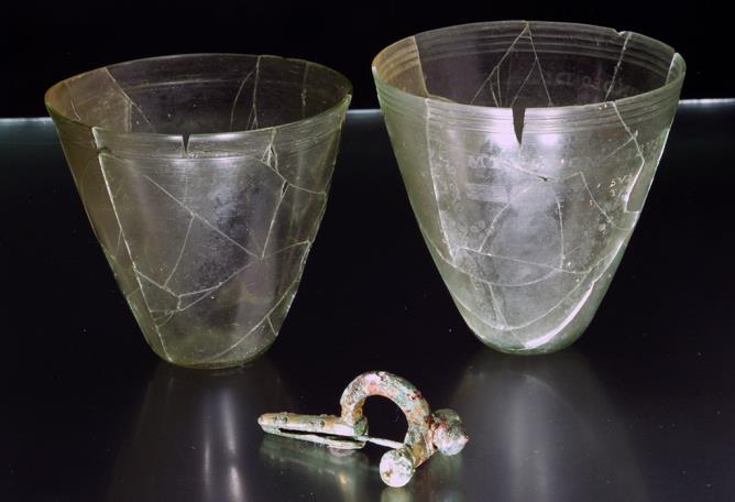 Gobelets en verre, dors et historis, et fibule en bronze dor provenant de la Tombe 17 (fouilles 1978)