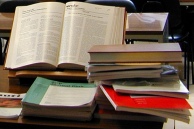 libro aperto e libri chiusi