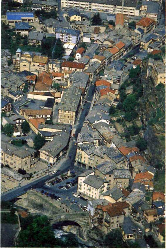 Il centro di Pont-Saint-Martin visto da Ivery.