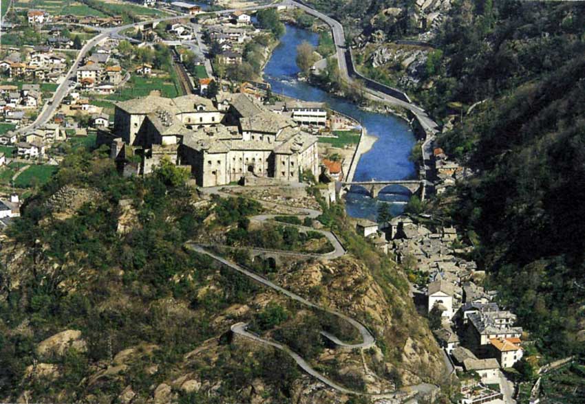 Le fort domine le vieux bourg de Bard.