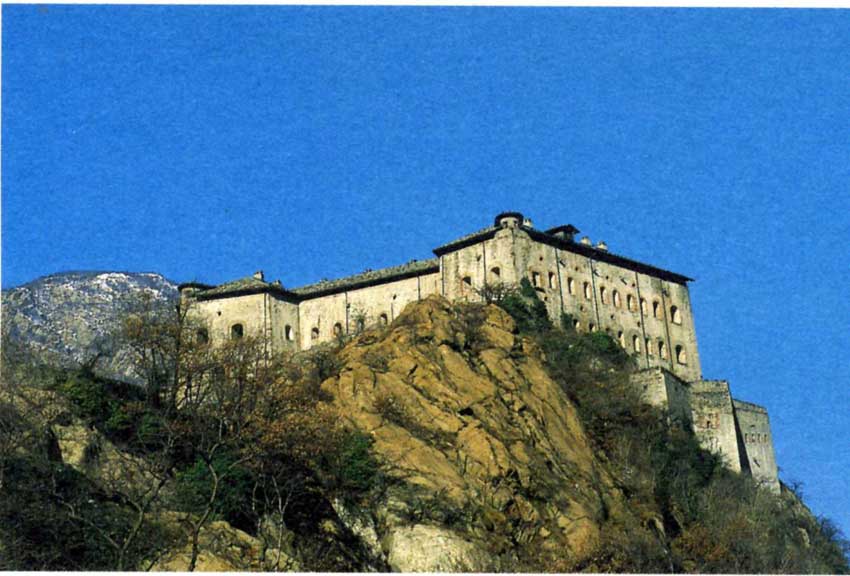 Le fort de Bard, bati en un endroit strategique, surplombe la vallée encaissée.