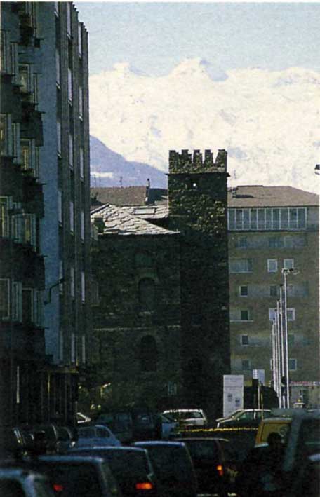 Traffico in via Festaz, ad Aosta.