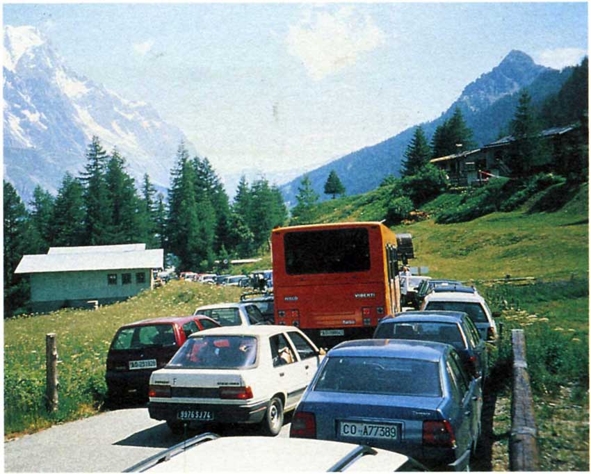 Traffico congestionato in Val Veny.