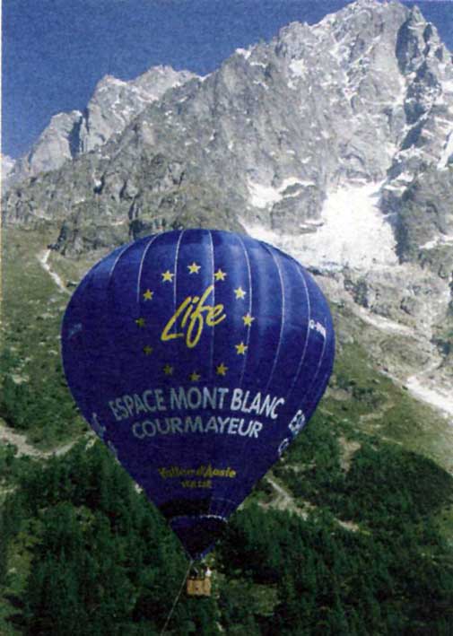 La mongolfiera del progetto Life si staglia sullo sfondo del massicio del Monte Bianco.