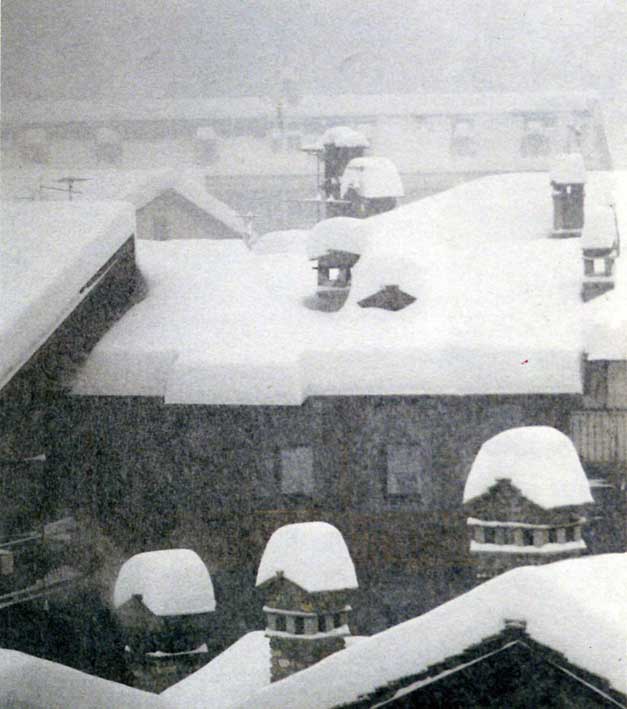 Un'abbondante nevicata sui tetti di Aosta.
