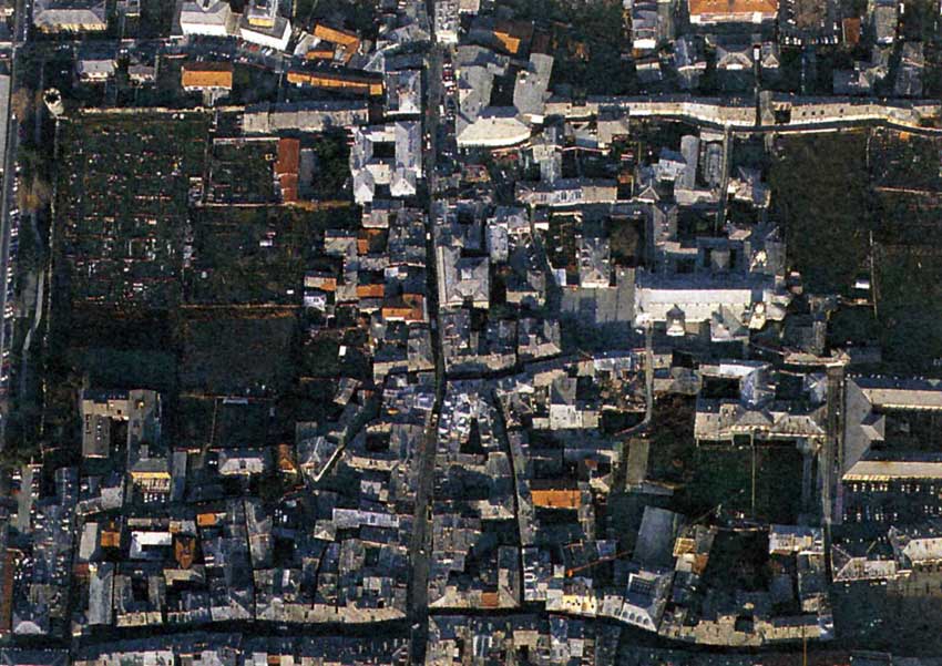 Il centro storico di Aosta. Al centro in basso l'angolo tra via Croix de Ville e via de Tillier.