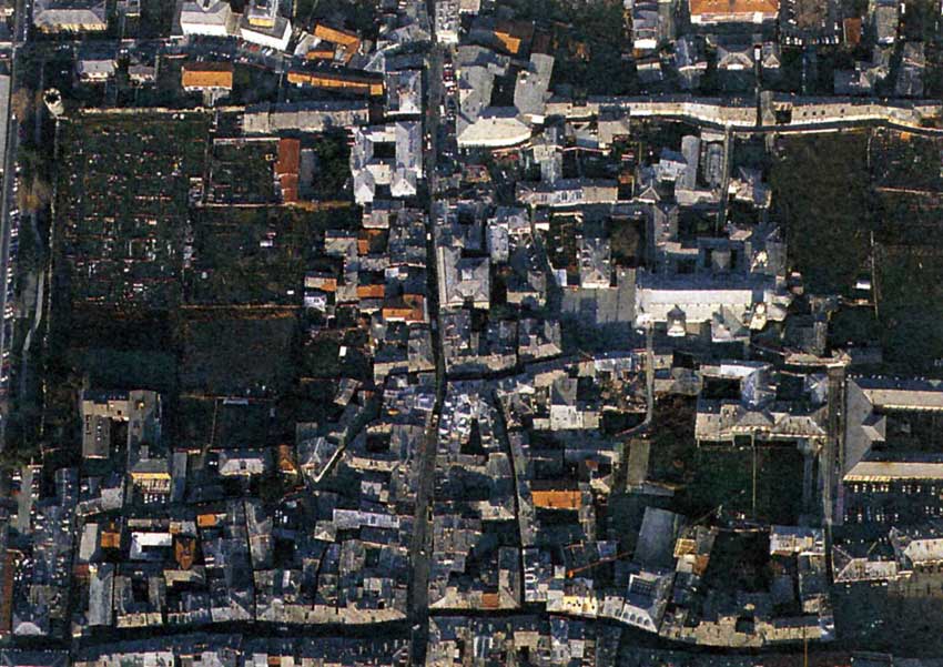 Il centro storico di Aosta. Al centro in basso l'angolo tra via Croix de Ville e via de Tillier.