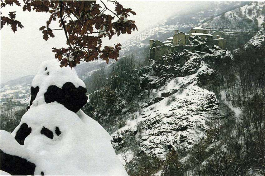 Un'immagine invernale del castello di Quart.