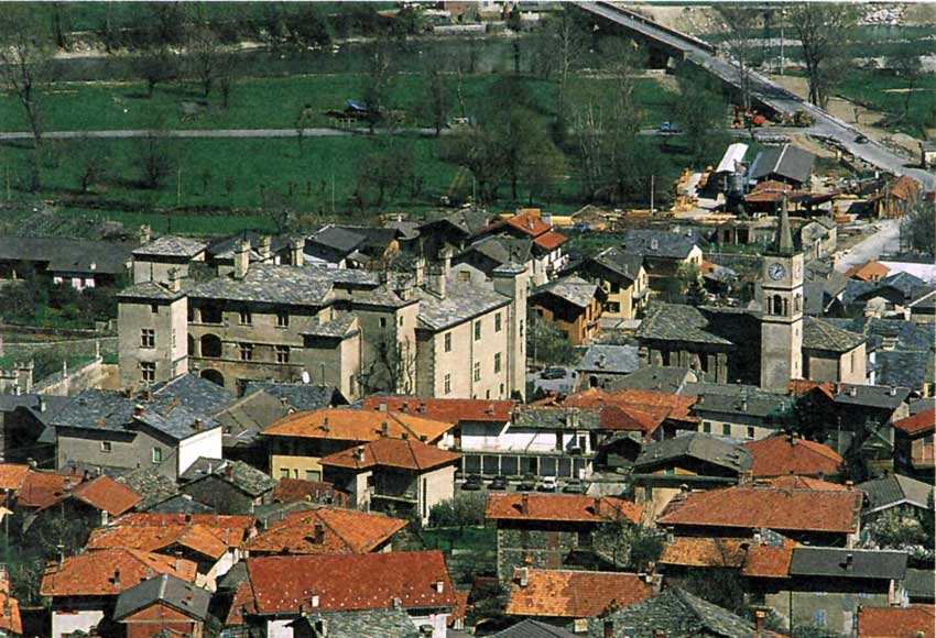 Il centro di Issogne raccolto intorno al castello.