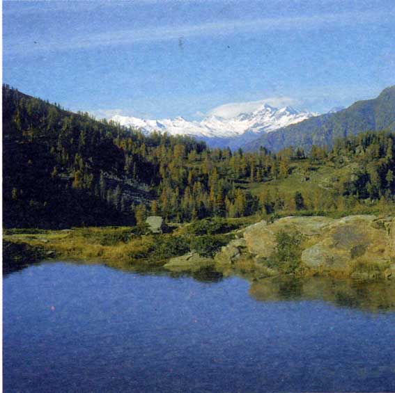 La piana del Lei Long con l'omonimo lago.