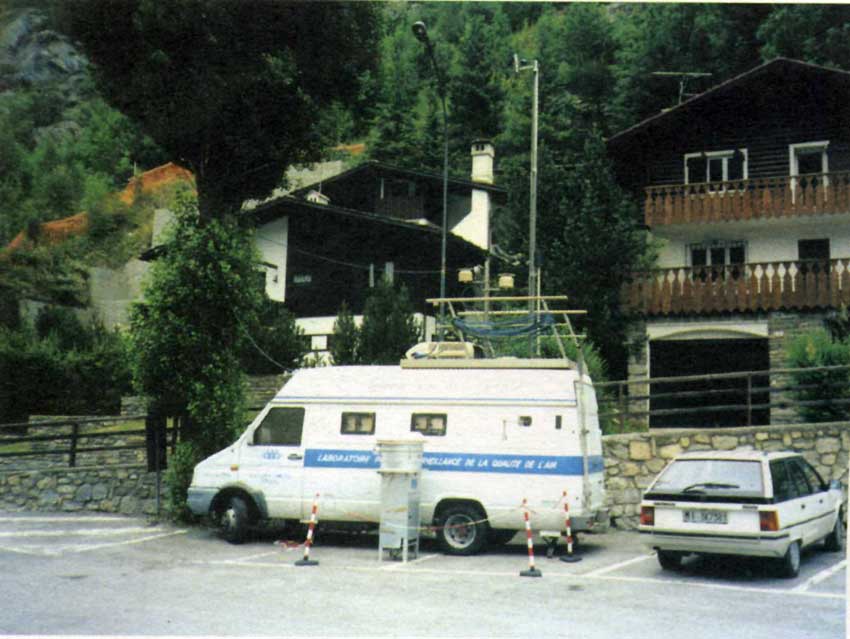 Courmayeur: le laboratoire mobile de controle de la qualité de l'air.