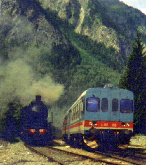 Pré Saint-Didier: treno storico trainato da locomotiva a vapore gruppo FS 740 affiancato da automotrice ALN 663.