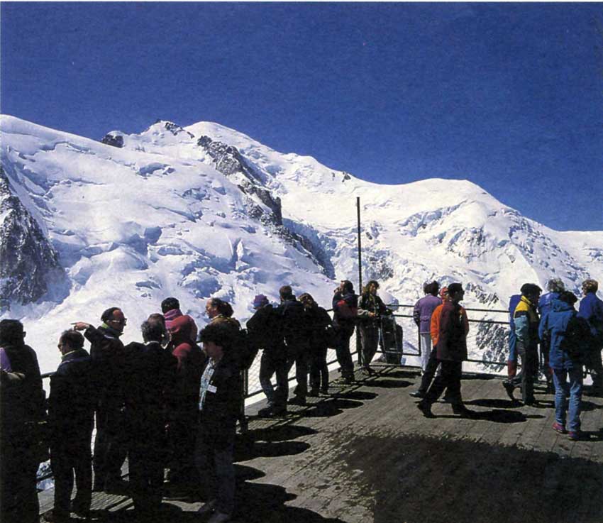 Vacanciers près du télépheriqie de l'Aiguille du Midi.