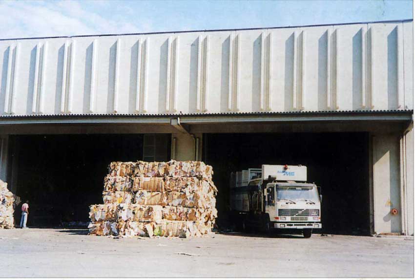 Operazione di scarico dei rifiuti all'interno del capannone.